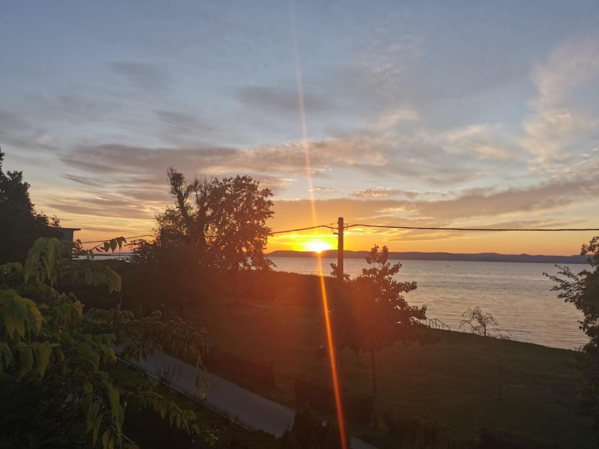 Traumlage Direkt Am See Balatonszárszó Eksteriør billede