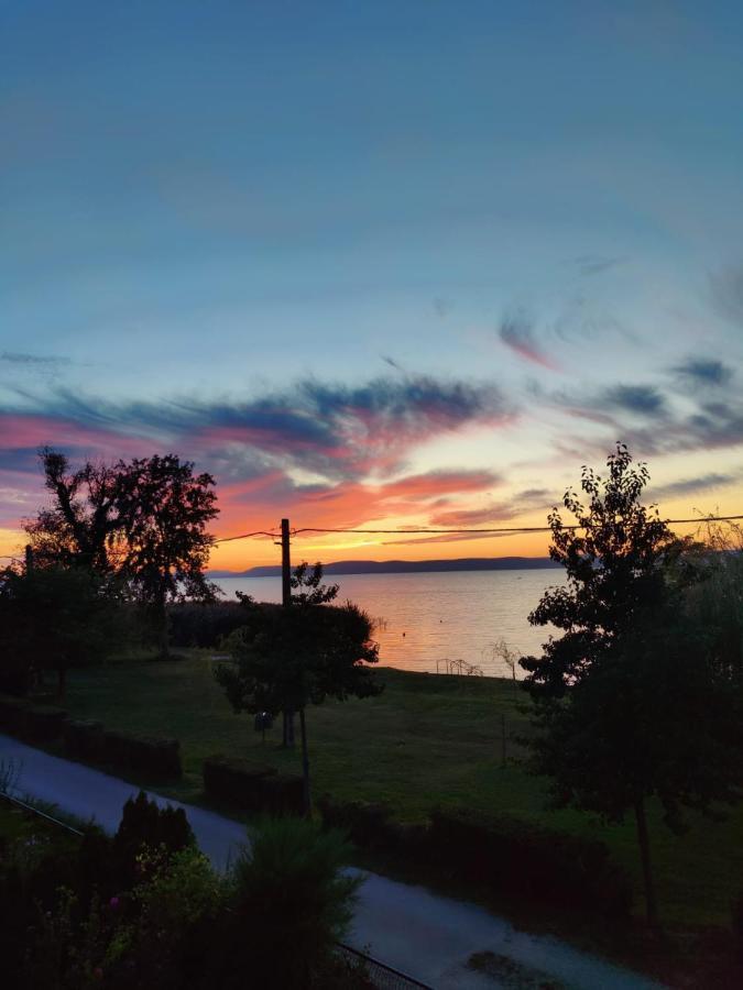 Traumlage Direkt Am See Balatonszárszó Eksteriør billede