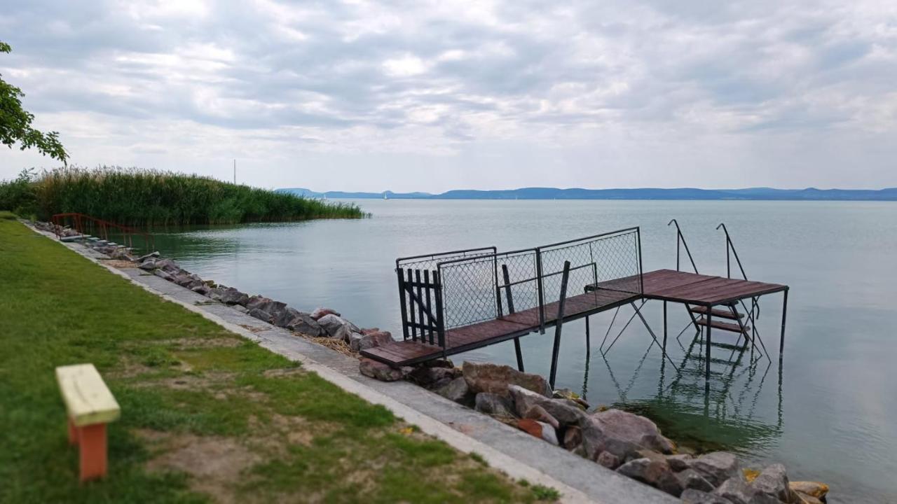 Traumlage Direkt Am See Balatonszárszó Eksteriør billede